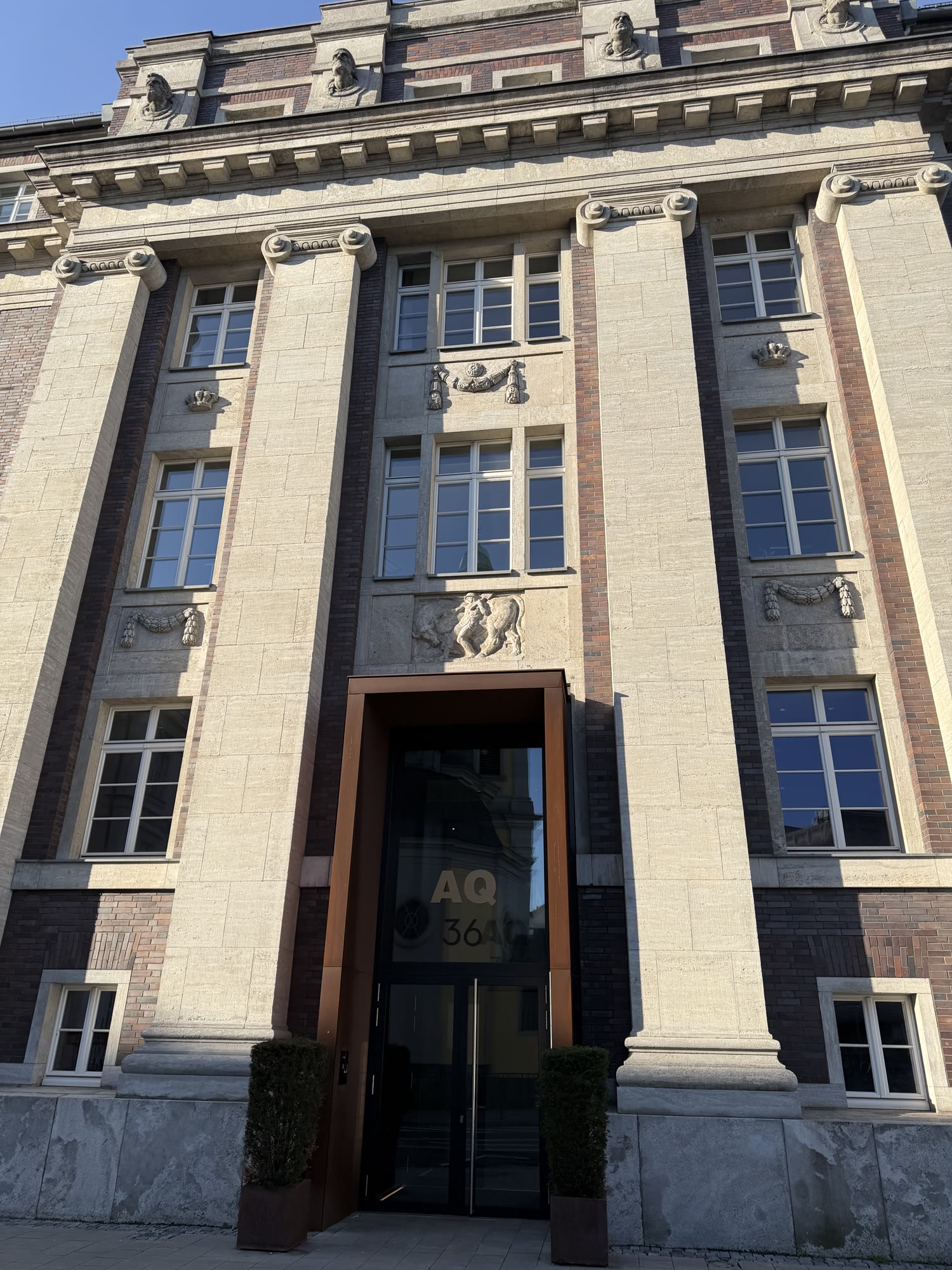 Andreas-Quartier Düsseldorf — Hauseingang AQ364, von Fitting Keys für zwei Family Offices betreutes Mandat