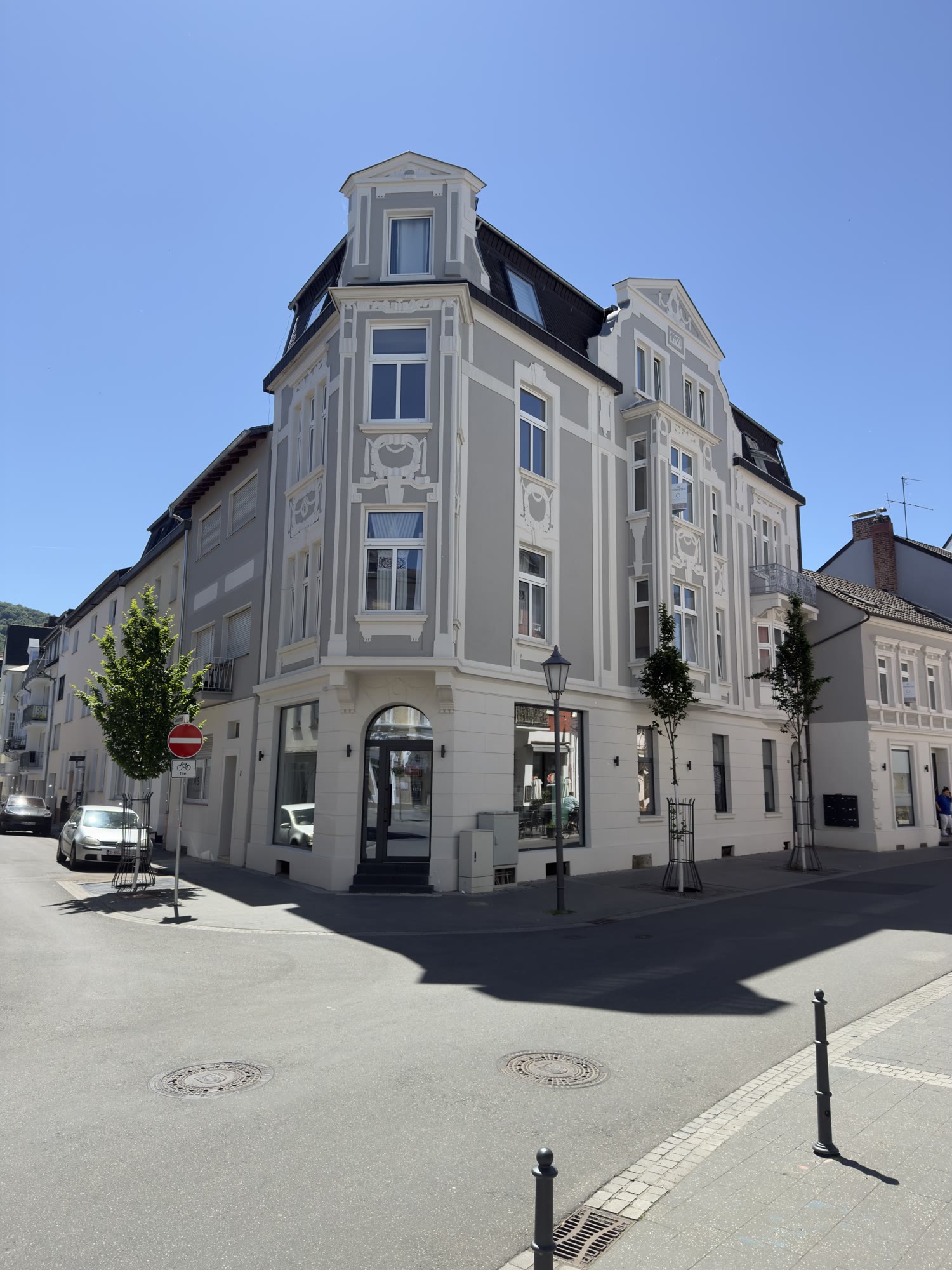 Fitting Keys Bürogebäude Kreuzstraße 18A, Bad Neuenahr-Ahrweiler — Außenansicht des Ladenlokals, historische Jugendstil-Eckfassade