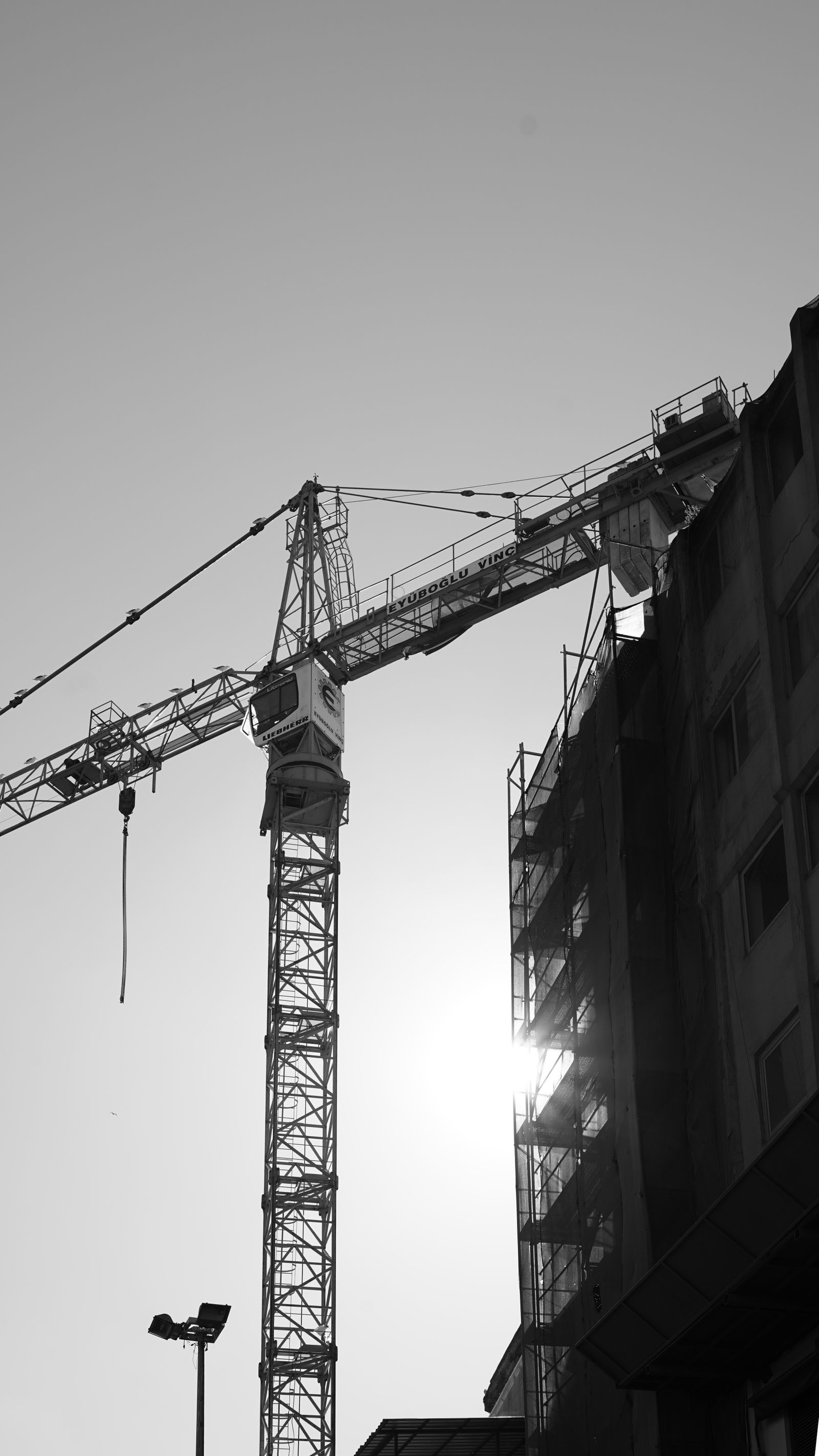 Gebäude in energetischer Sanierung mit Baukran – Musterbild